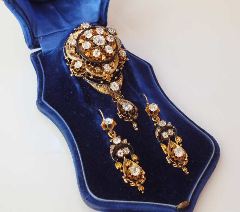 Komplet biżuterii z lat 60/70-tych XIX w., Francja, diamenty w szlifach brylantowych starych (cushion) o masie łącznej 8,5 ct, VVS-VS, G-H, w oryginalnym etui
