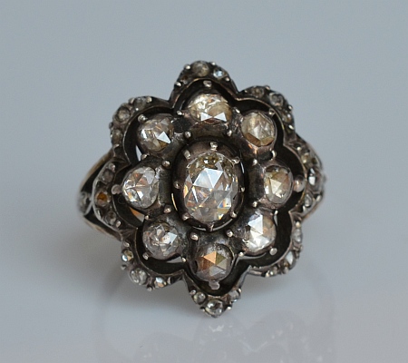 Pierścionek z pocz. XIX w., diamenty w szlifie rozety holenderskiej i antwerpskiej
