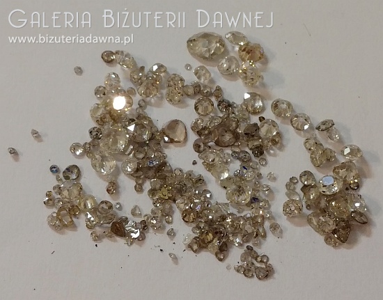 Diamenty naturalne w różnych starych szlifach - tablicowych, rozet, rautów, fasetowych Mazarina  i brylantowych starych o łącznej masie ok. 30 ct.