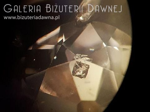 Kolekcjonerski okaz - diament w diamencie - inkluzja kryształu diamentu w kamieniu 1,79 ct - w postaci bipiramidy. 