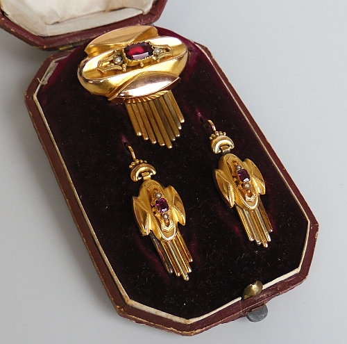Wiedeń, 1866-1872, złoto dukatowane, perełki i almadyny.