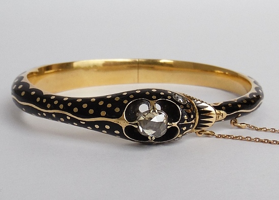 Bransoleta z II połowy XIX w., złoto, emalia i diamenty. Wąż ten trzyma ogon w paszczy, tworzy koło, więc obok mądrości symbolizuje także wieczną miłość.
