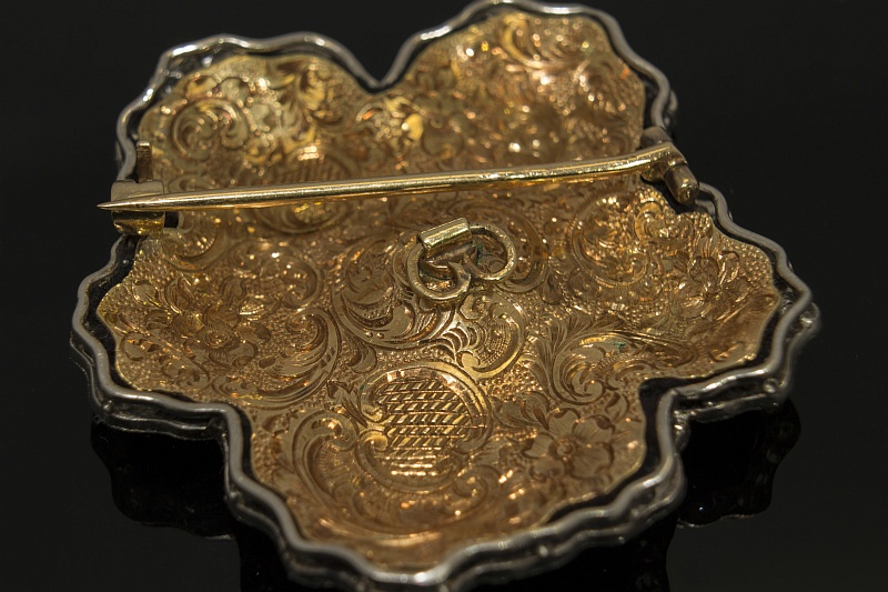 Brosza platynowo-złota w formie bratka - diamenty starego szlifu i aksamit - unikalna  secesja,  pocz. XX w.