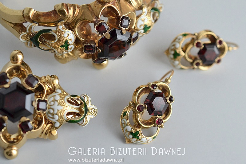 XVIII w. Francja - barokowy komplet biżuterii w oryginalnym etui: kolczyki, bransoleta i brosza - granaty, emalia biała i zielona