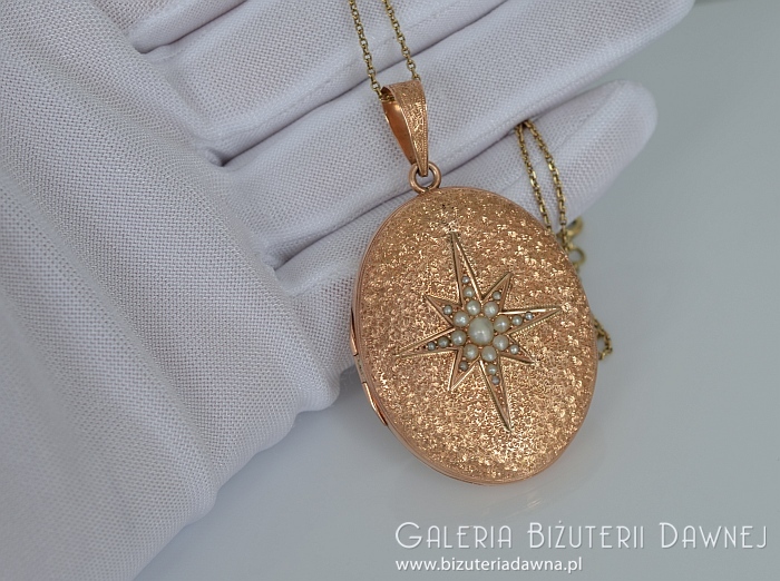 Medalion-sekretnik, II połowa XIX w., złoto i perełki głębinowe, motyw niebiański