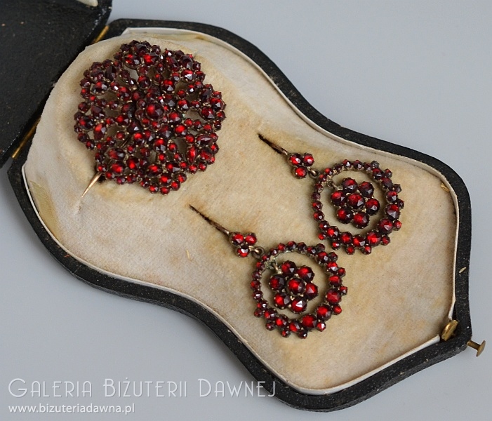 Demi-parure: kolczyki i brosza z granatami piropami,  XIX w., w oryginalnym etui