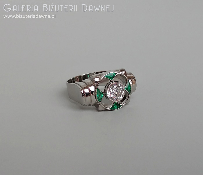 Art Deco - pierścionek w formie sygnetu z brylantem starego szlifu - 1,00 CT i szmaragdami,  Budapeszt lata 30. XX w.