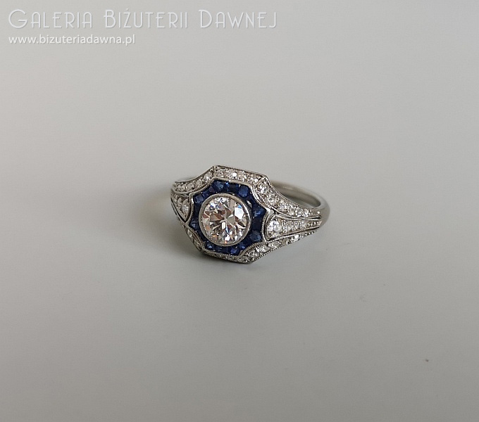 Platyna, diamenty i szafiry - pierścionek art deco, lata 20. XX w. 