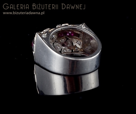 Platynowy pierścionek - sygnecik art deco - z diamentami i rubinami - USA,  lata 1940/50-te