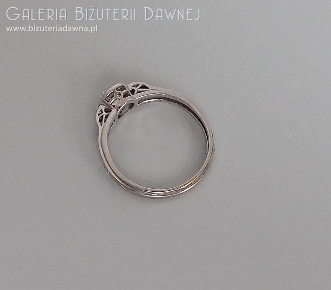 Platynowy pierścionek z brylantem 0,60 ct, art deco, okres międzywojenny XX w. 