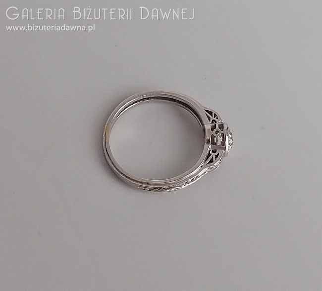 Platynowy pierścionek z brylantem 0,60 ct, art deco, okres międzywojenny XX w. 