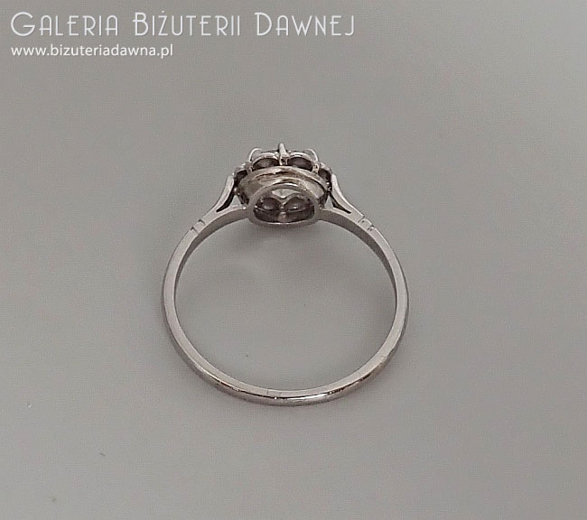 Platynowy pierścionek z brylantem starego szlifu 0,59 ct.,  F/VS2,  Francja  l. 20/30. XX w. 