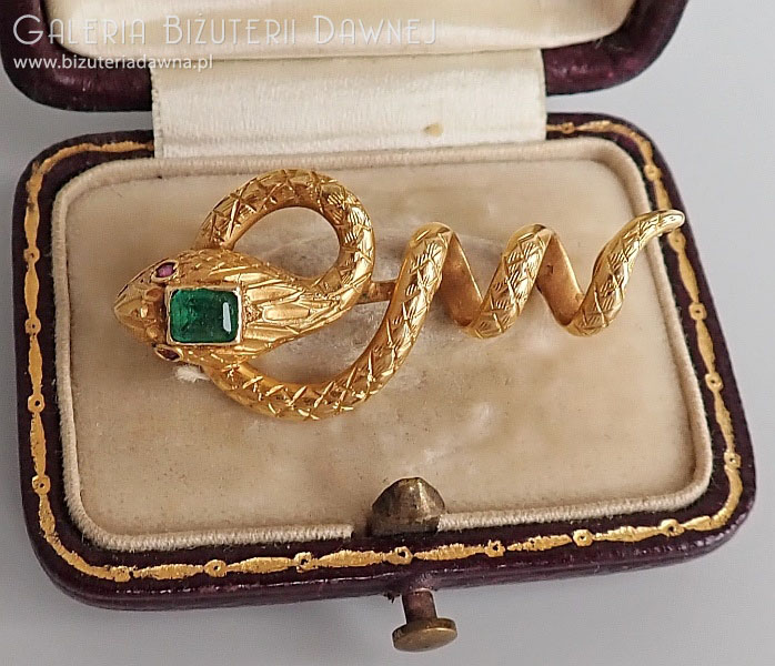Złota brosza w formie węża ze szmaragdem i rubinami,  pocz. XX w. 