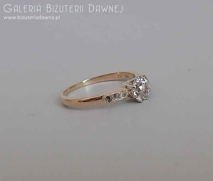 Złoty pierścionek z brylantem 0,75 ct i diamentami, pocz. XX w. 