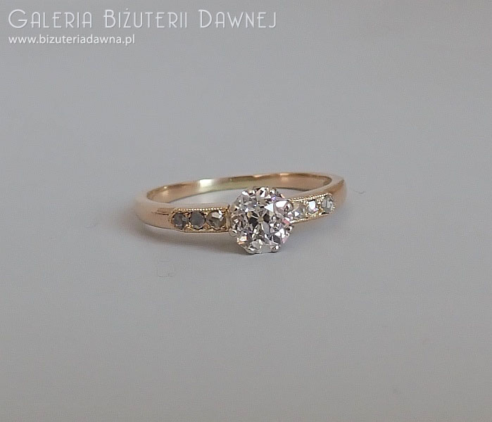 Złoty pierścionek z brylantem 0,75 ct i diamentami, pocz. XX w. 