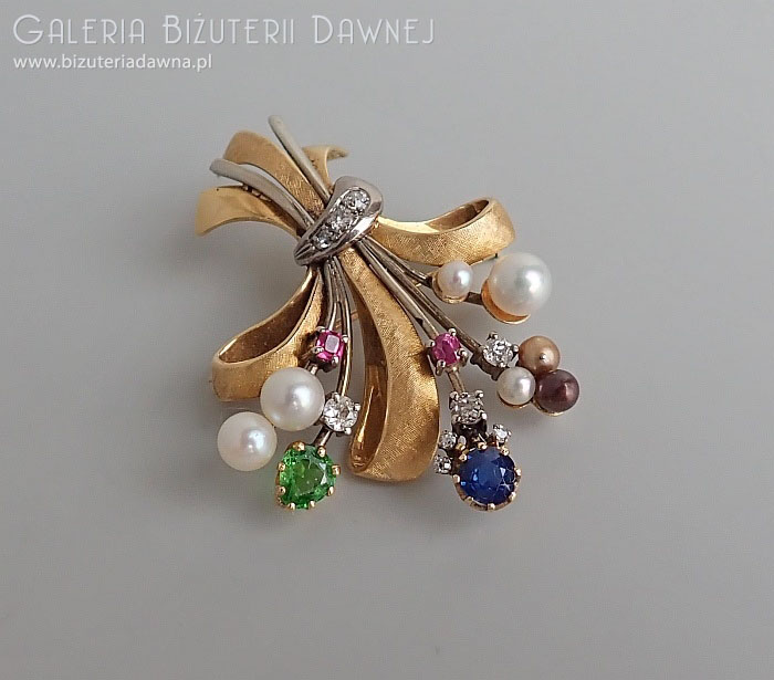 Brosza złota  - piękny bukiet z demantoidem, perłami, diamentami, szafirem i rubinami,  ok. połowy XX w. 