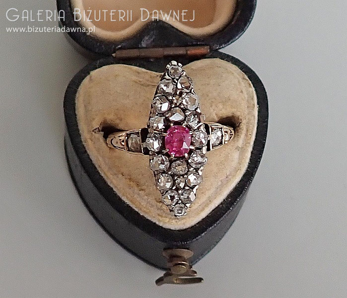 Pierścionek z różowym szafirem i diamentami w szlifach rozet 1 ct, pocz. XX w., śliczna markiza 