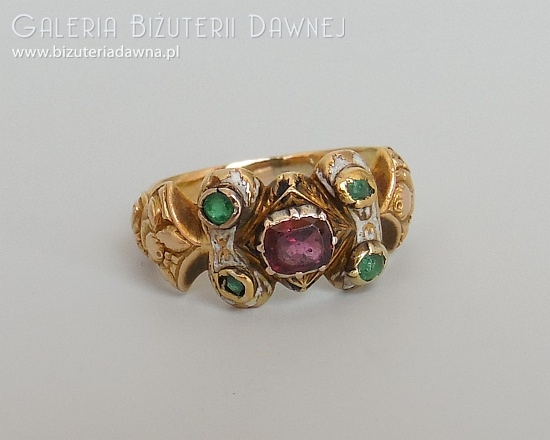 Złoty pierścionek z zielonym i rubinowym szkłem oraz emalią,  XVIII/XIX w.