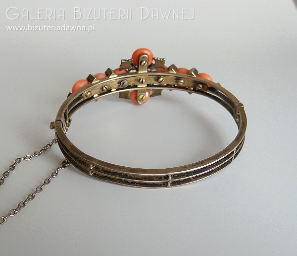 Komplet biżuterii - bransoleta i brosza z koralami i perełkami, XIX w.