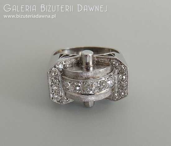 Platynowy  pierścionek  w formie sygnetu - art deco -  z  diamentami starego szlifu -  ok. 1940/50 r.
