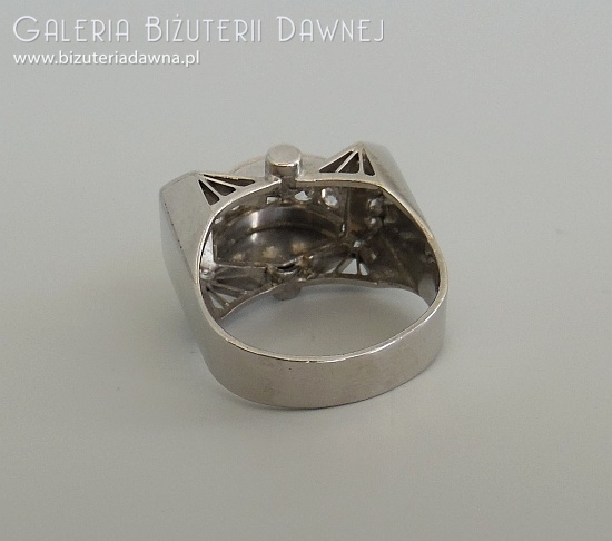 Platynowy  pierścionek  w formie sygnetu - art deco -  z  diamentami starego szlifu -  ok. 1940/50 r.