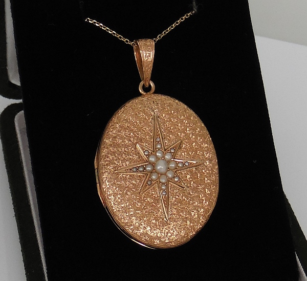 Medalion-sekretnik, II połowa XIX w., złoto i perełki głębinowe, motyw niebiański