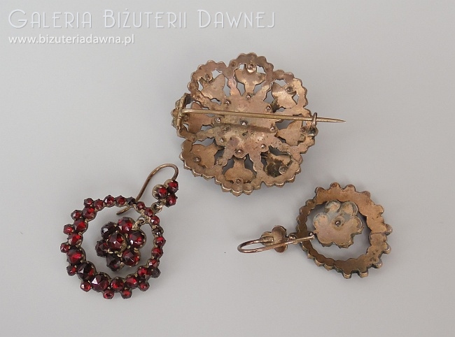 Demi-parure: kolczyki i brosza z granatami piropami,  XIX w., w oryginalnym etui